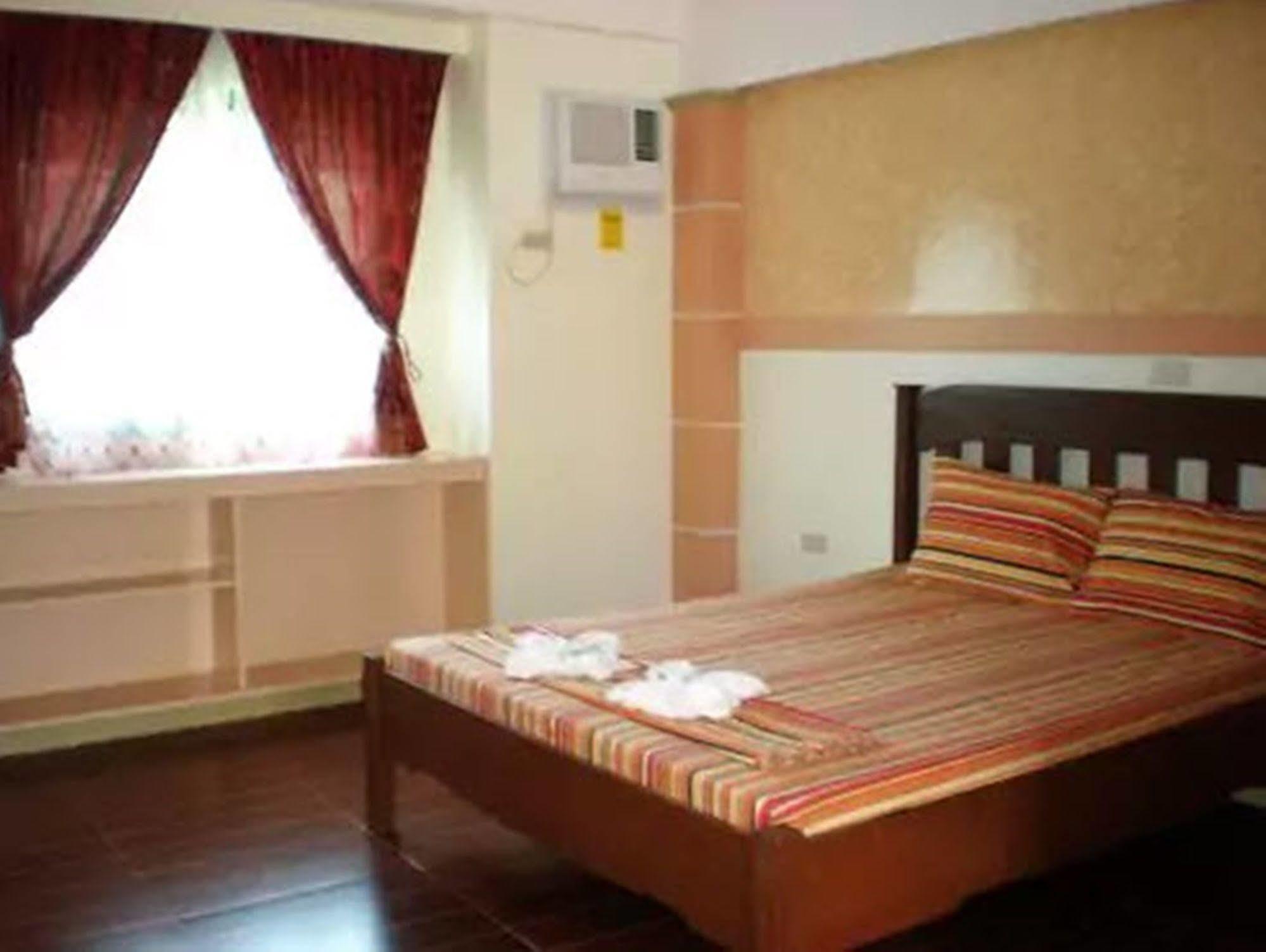 Apartelle De Francesca Puerto Galera Esterno foto