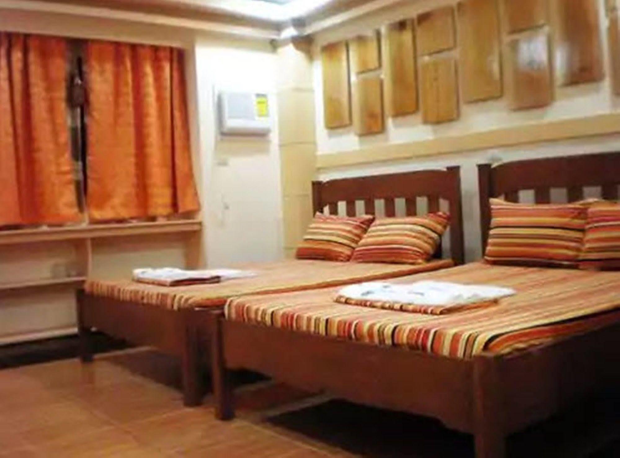Apartelle De Francesca Puerto Galera Esterno foto