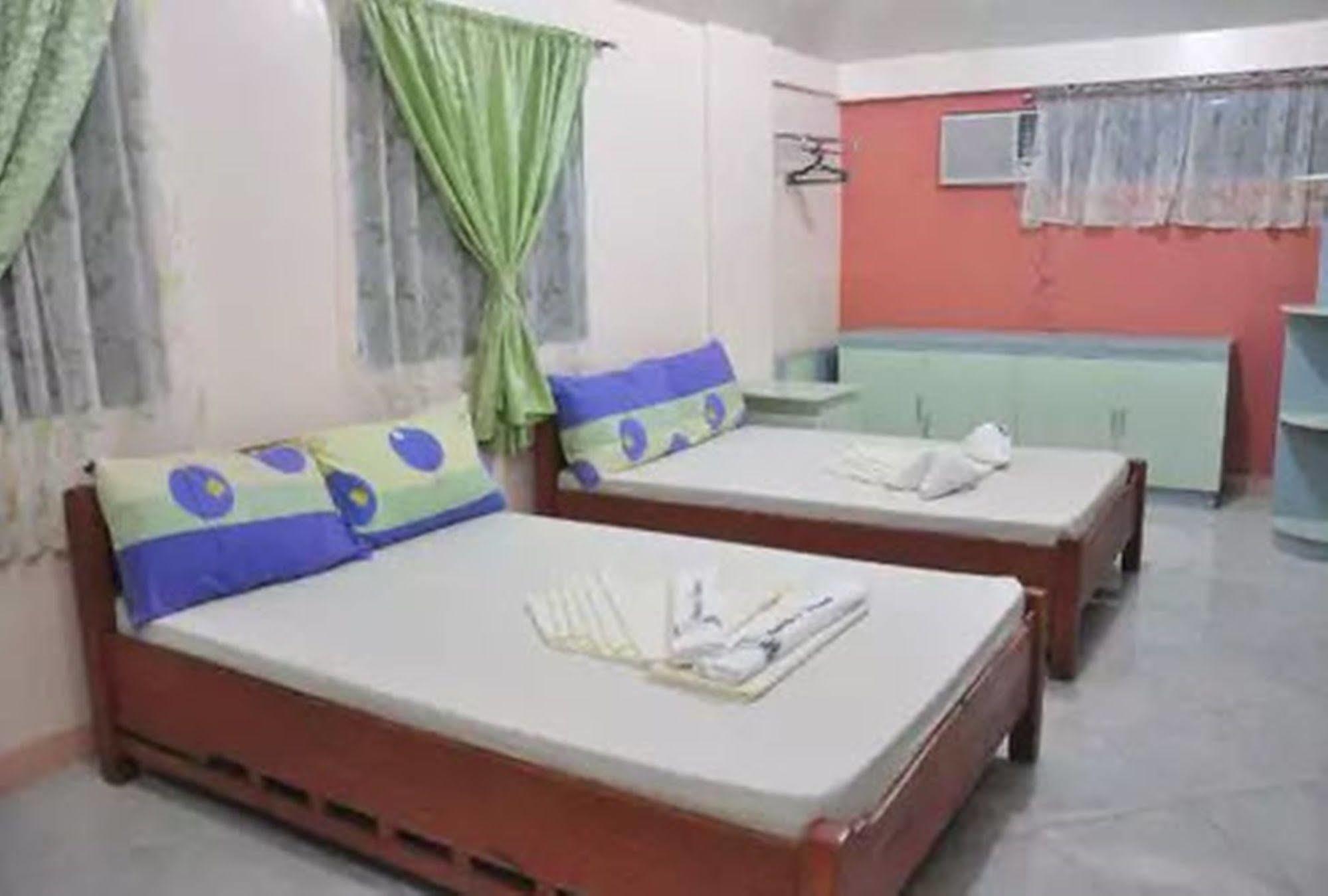 Apartelle De Francesca Puerto Galera Esterno foto
