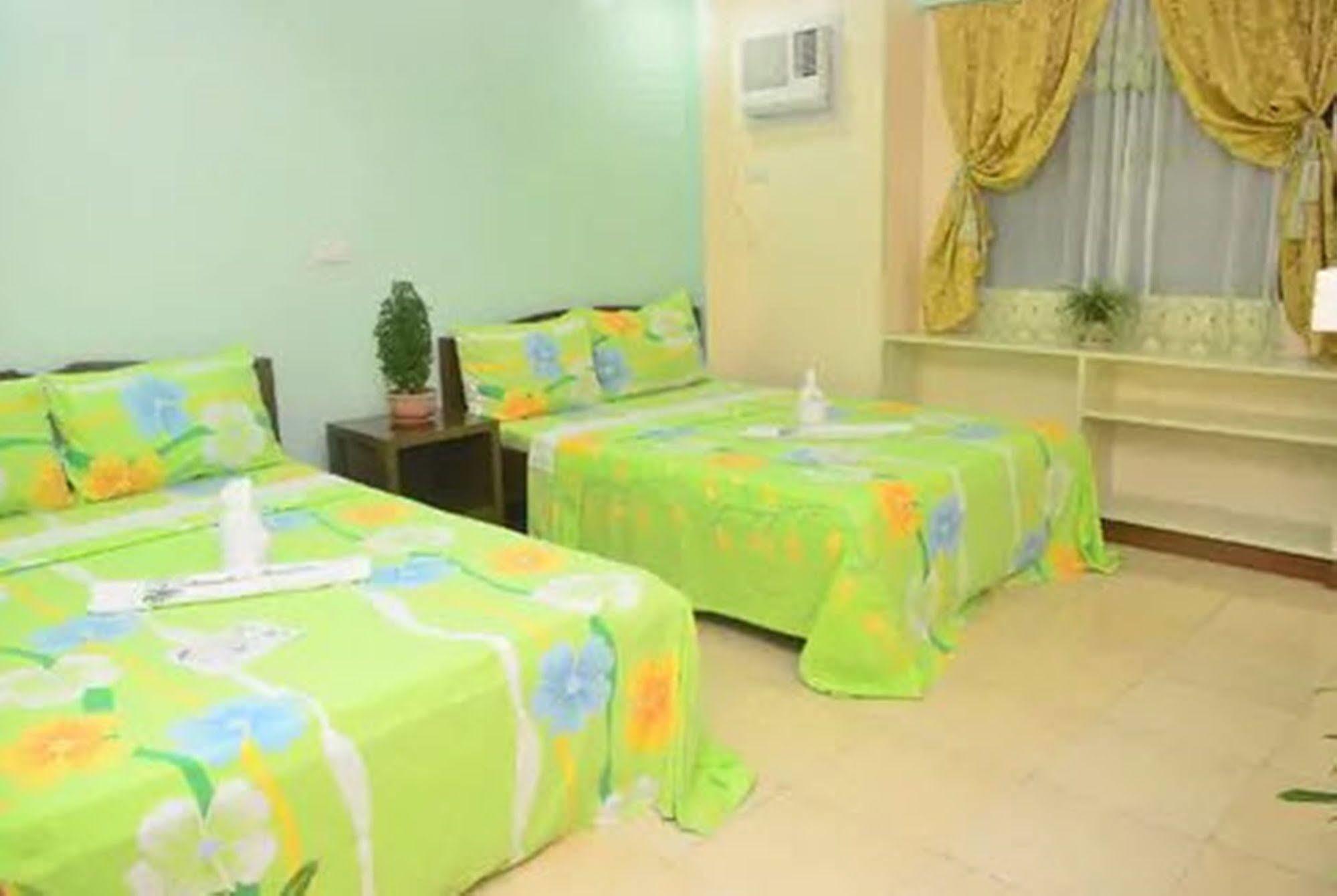 Apartelle De Francesca Puerto Galera Esterno foto