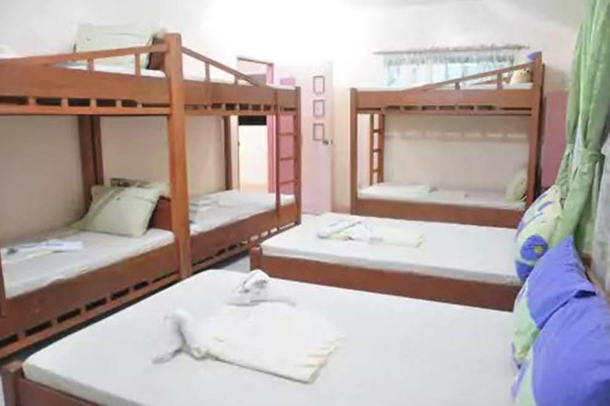 Apartelle De Francesca Puerto Galera Esterno foto
