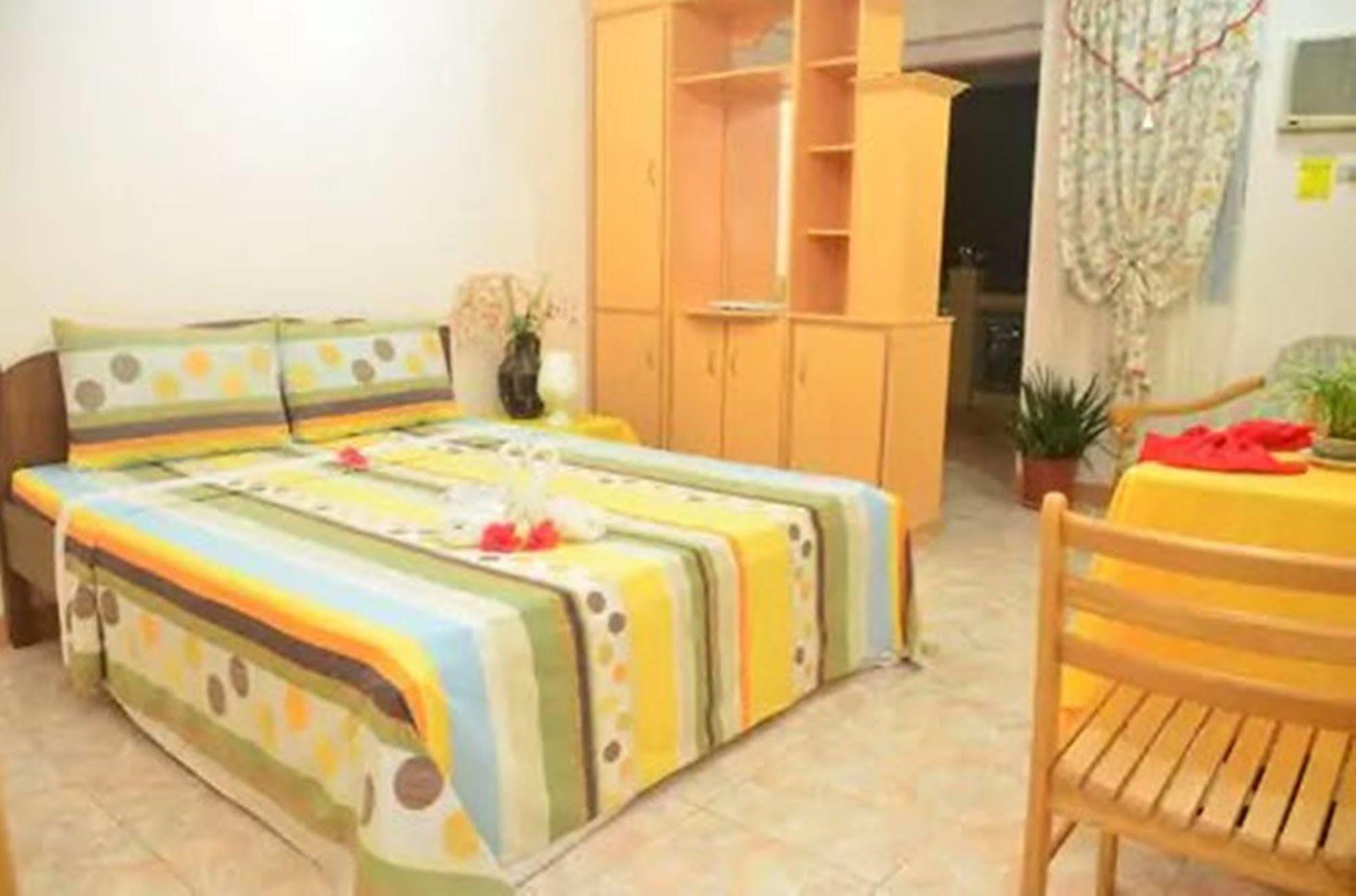 Apartelle De Francesca Puerto Galera Esterno foto