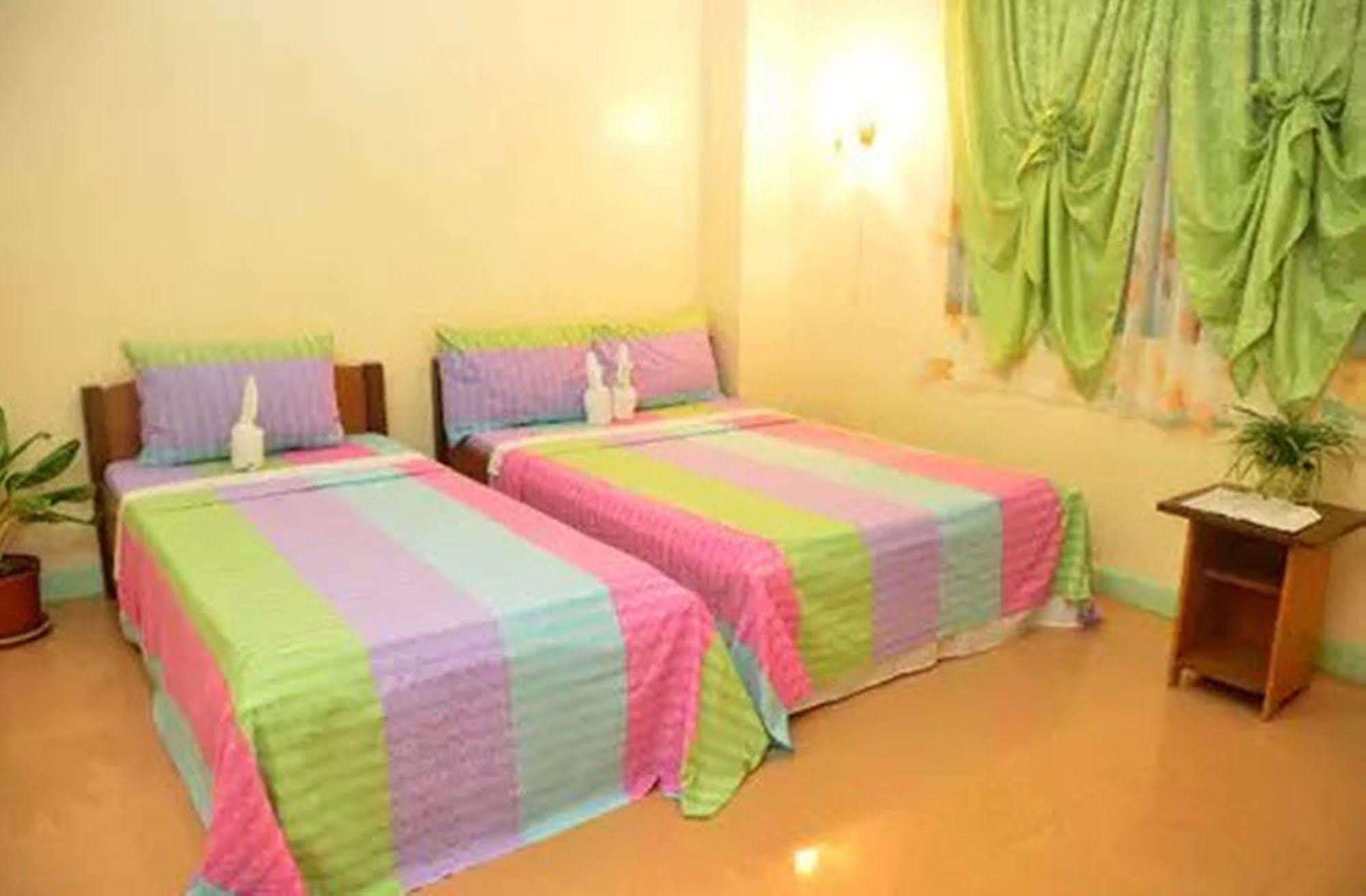 Apartelle De Francesca Puerto Galera Esterno foto