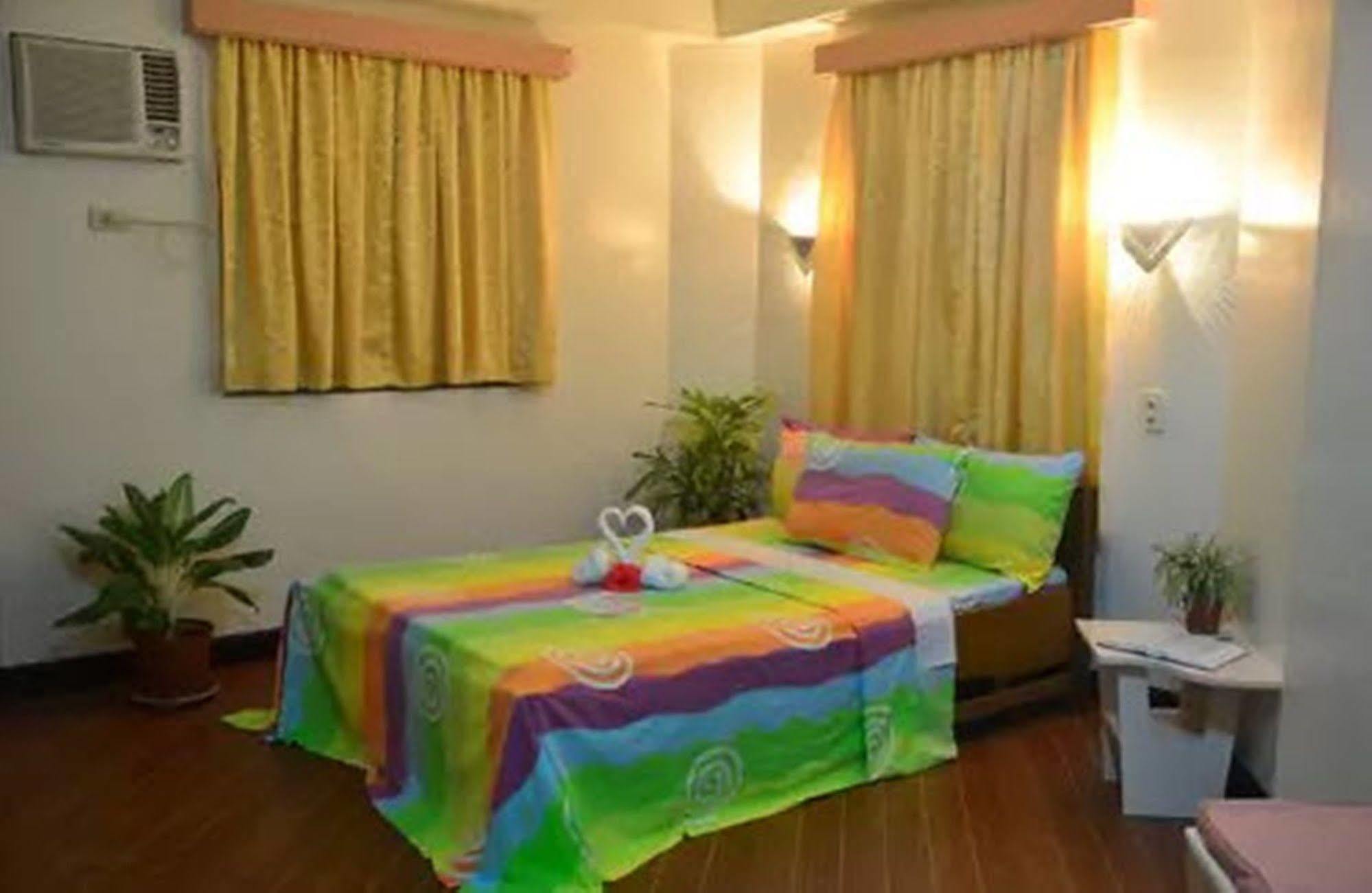 Apartelle De Francesca Puerto Galera Esterno foto