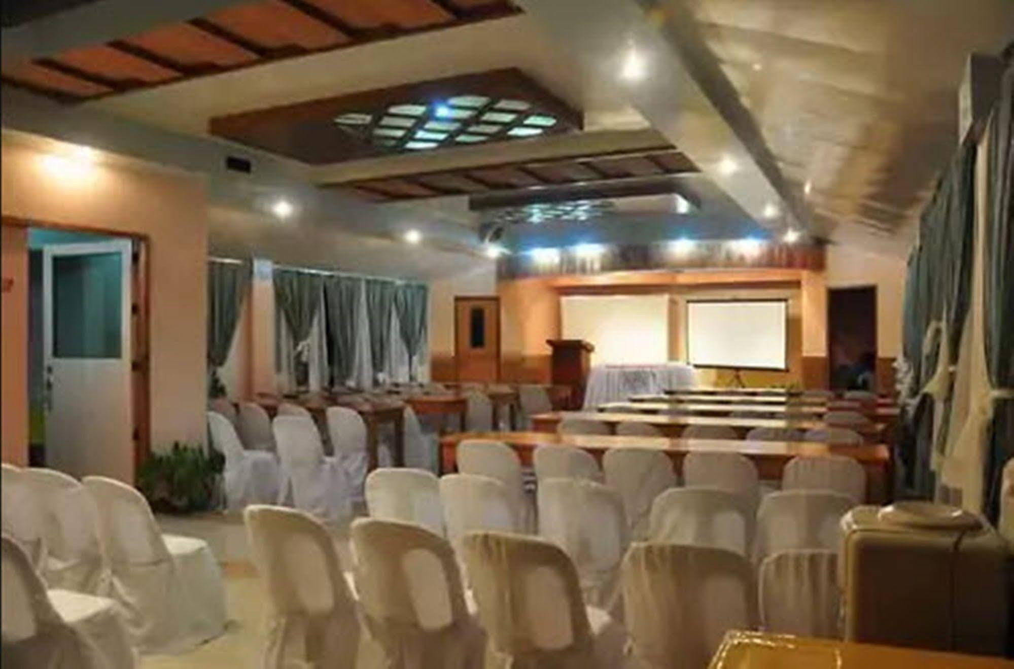 Apartelle De Francesca Puerto Galera Esterno foto